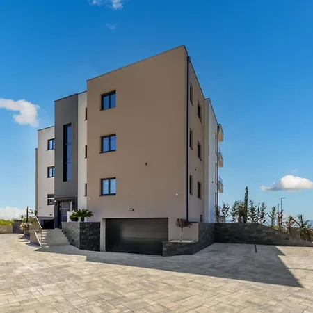 Ameli With Swimming Pool Apartment Rijeka